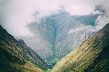 Inca iz belgili tanımlık Andes dağ sis içinde. Peru. Güney Amerika. Hiçbir insan.