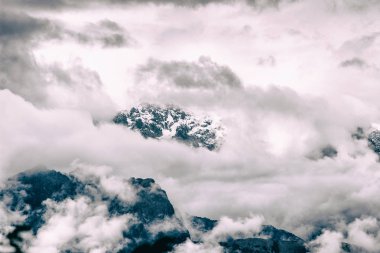 Yoğun sis ve bulutlar Andes bir dağın zirvesine kapsayan.