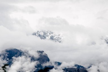 Yoğun sis ve bulutlar Andes bir dağın zirvesine kapsayan.