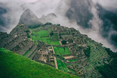 Machu Picchu ve dağlar covereb sis tarafından güzel duvar kağıdı.