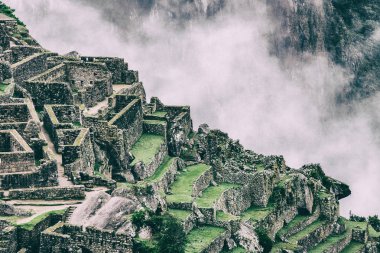 Machu Picchu ve bulutlar And Dağları üzerinde güzel duvar kağıdı. Hiçbir insan.