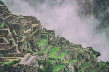 Machu Picchu ve bulutlar And Dağları üzerinde güzel duvar kağıdı. Hiçbir insan.