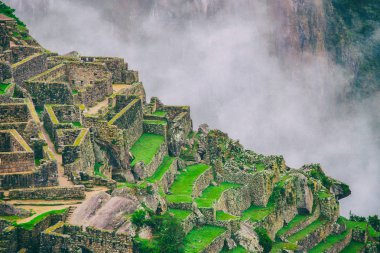 Machu Picchu ve bulutlar And Dağları üzerinde güzel duvar kağıdı. Hiçbir insan.