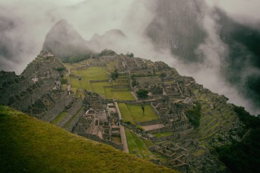 Alçak bulutlar ile eski Machu Picchu kayıp şehir görünümünü. Hiçbir insan.