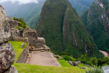 Nehir su akışı Machu Picchu tarım terasından.