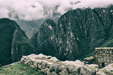 Inca kalıntıları üzerinden And Dağları'nın güzel duvar kağıdı.
