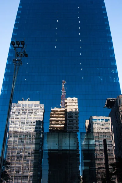 Современная бизнес-башня с высоким световым столбом впереди — стоковое фото