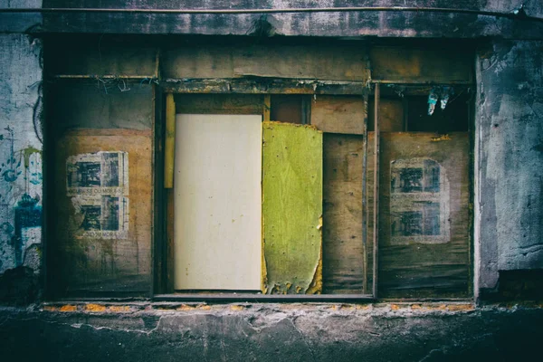 Panjur olarak telafi ahşap yıpranmış tablolar ile Kırık pencere.