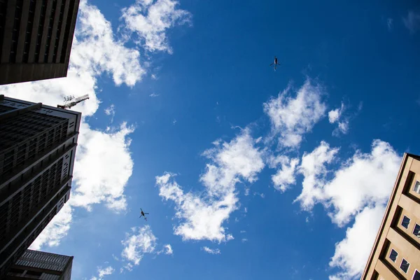 Helicópteros en el cielo azul de la metrópolis . — Foto de Stock