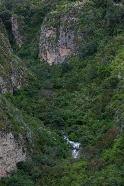 Flujo de agua del río y la naturaleza del valle . —  Fotos de Stock