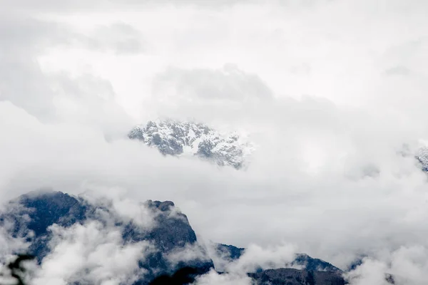 Niebla intensa y nubes que cubren la cima de una montaña en los Andes . —  Fotos de Stock