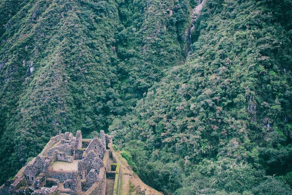 Andes sauvages et ruines de pierre . — Photo