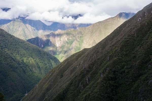 Fondo de las montañas, el sol y las nubes . — Foto de Stock