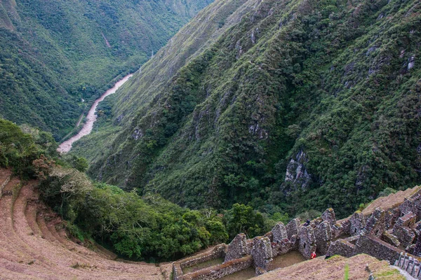 Rivière, montagnes et ruines paysage naturel . — Photo