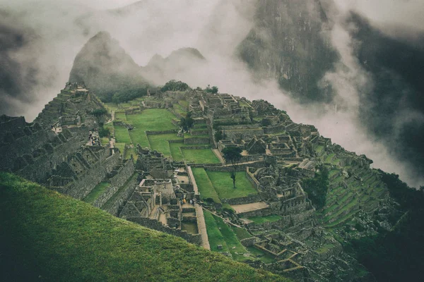 Vista panorámica de las ruinas de Machu Picchu en niebla. Sudamérica. No hay gente . — Foto de Stock