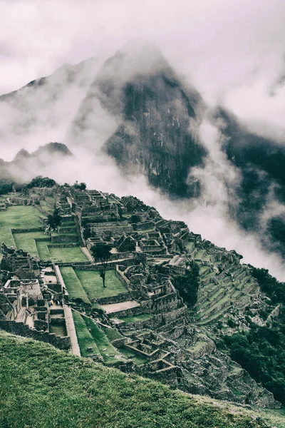 Widok na Machu Picchu z góry z niskich chmur. — Zdjęcie stockowe