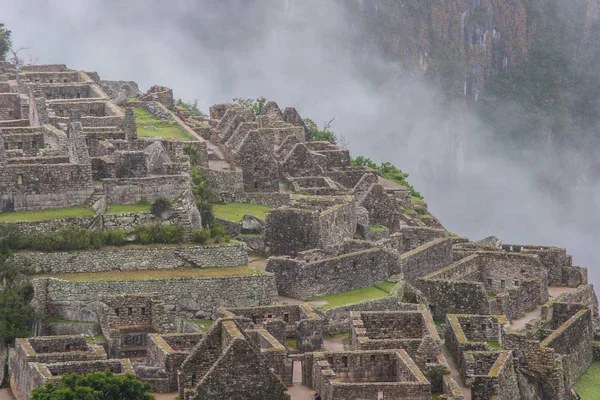 Ruinas de Machu Picchu y las montañas en la niebla. Sudamérica. No hay gente . — Foto de Stock