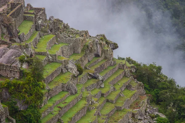 Krásná tapeta Machu Picchu a mraky v Andách. Žádní lidé. — Stock fotografie