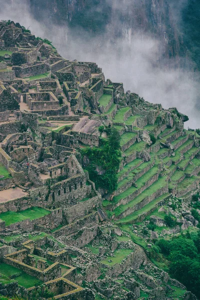 Vue verticale du Machu Picchu et des Andes avec nuages. Pas de peuple . — Photo