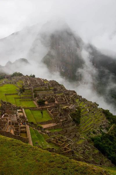 Vista vertical de Machu Picchu y los Andes cubiertos de nubes. Perú . — Foto de Stock