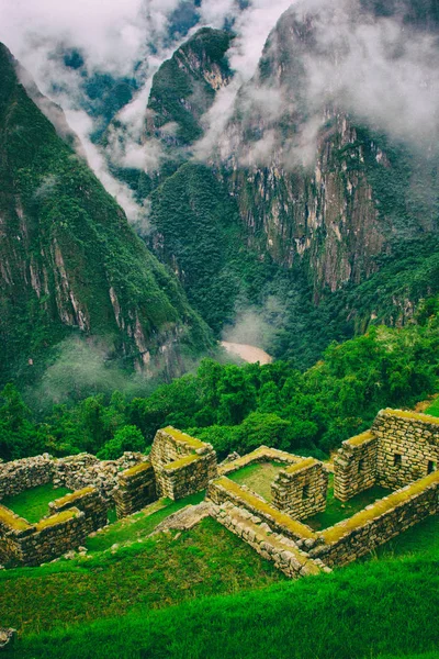 Bulutlar dağ ve nehir vadisinde.