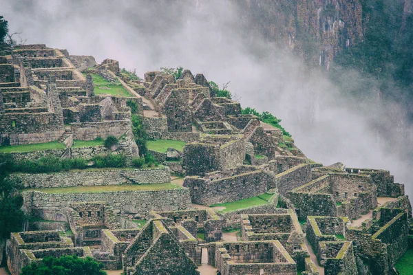 Machu Picchu perdió la ciudad y las montañas cubiertas de niebla . — Foto de Stock