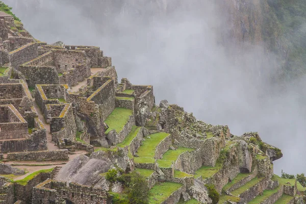 Beau fond d'écran de Machu Picchu et nuages sur les Andes. Pas de peuple . — Photo