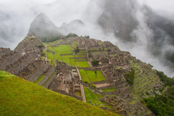 马丘比丘古城在秘鲁的薄雾中失落。南美。没有人. — 图库照片