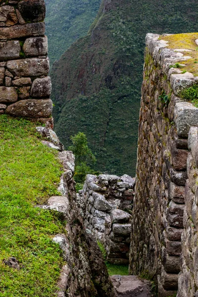 Valle delle Ande da antiche rovine in pietra . — Foto Stock