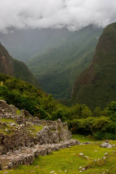 Вертикальный вид облаков над горами в Мачу-Пикчу . — стоковое фото