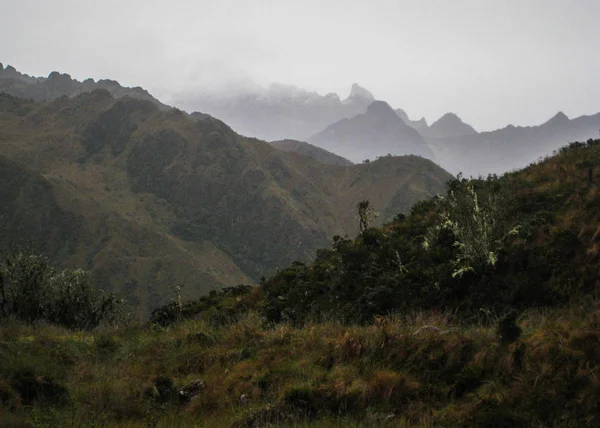 Las interminables montañas andinas en la niebla . — Foto de Stock