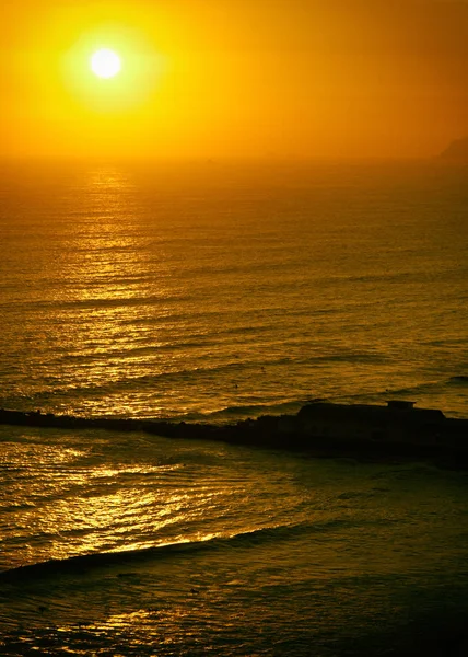 Senkrecht schöner gleißender Sonnenuntergang. — Stockfoto