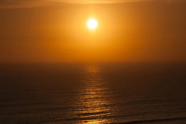 Schöner Sonnenuntergang über dem Meer. — Stockfoto