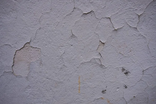 Beyaz bir beton duvar sıva peeling.