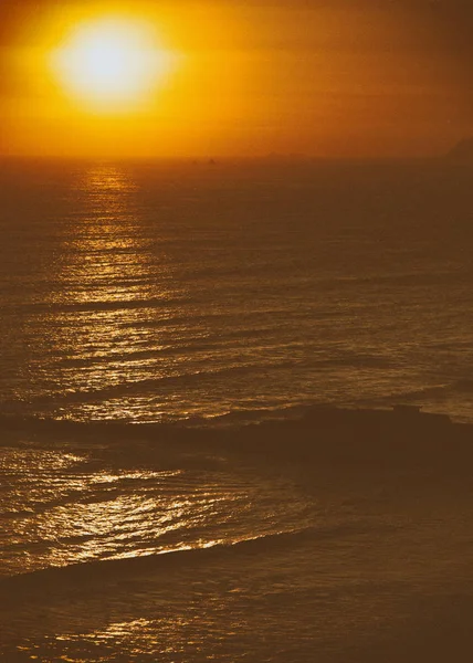 Вертикальный закат над океаном . — стоковое фото