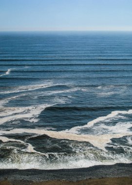 Dalgalar sahil kumu dokunmadan.