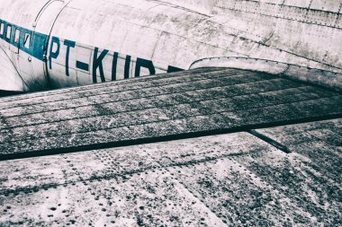 Arka planını çift metal uçağın arka kanat.