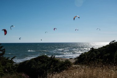 Kum tepeleri arkasında kitesurfers.