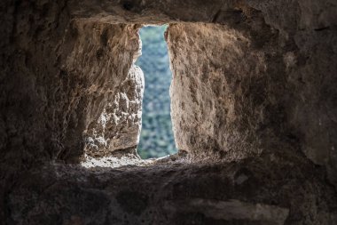 Antika bir taş duvar küçük bir delik doğadan.