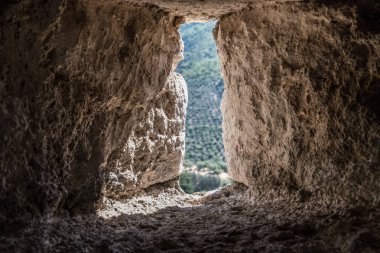 Antika bir taş duvar küçük bir delik dağlardan.