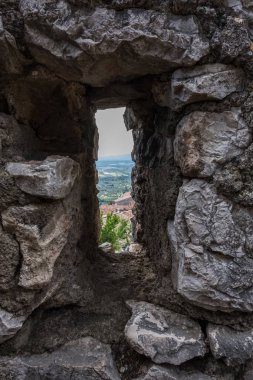 Bir antika bir taş duvar ince güvenlik penceresinden manzara.