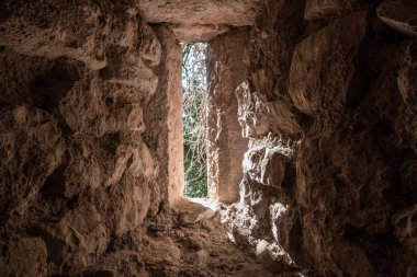 Sermoneta İtalya Ortaçağ kasabada bir antika taş duvar bir delik doğadan.