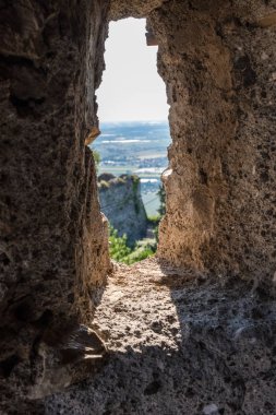 Kale duvarları ve eski bir taş Ortaçağ duvar kökenli peyzaj.