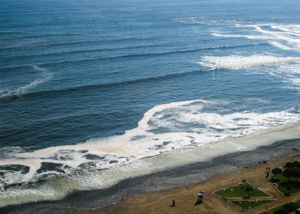 Las olas y la arena de playa . — Foto de Stock