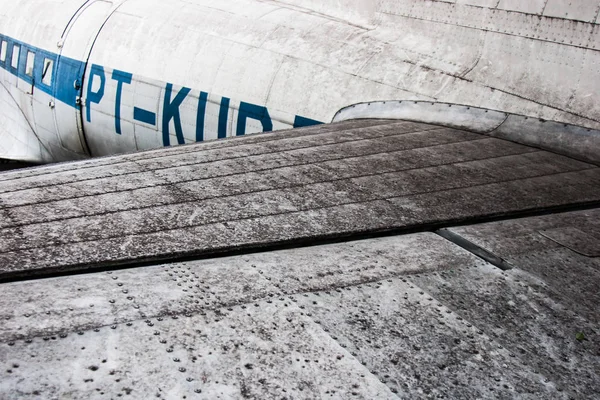 さびた金属飛行機の後部翼の背景. — ストック写真