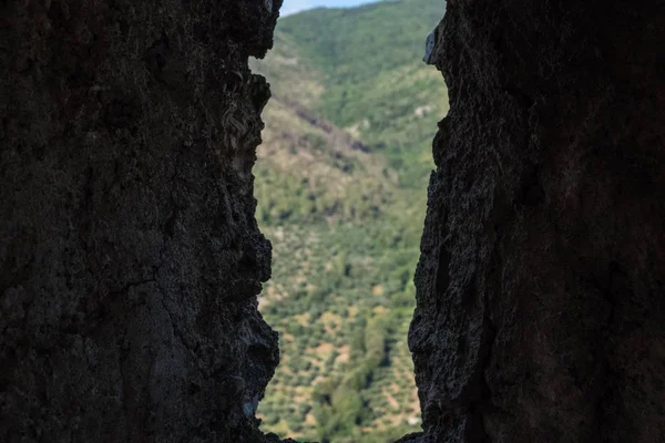 A táj egy lyukat egy vintage kőfal Sermoneta középkori város a hegyekben. — Stock Fotó