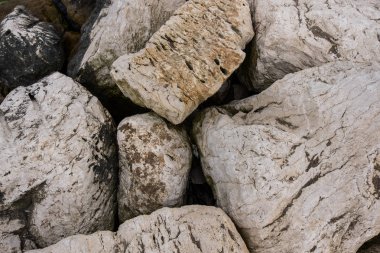 Büyük aşınmış beyaz taşlar arka plan doku duvar kağıdı.