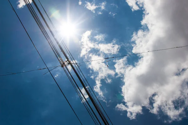 Шпалери телекомунікаційних проводів на сонячний день з хмарами . — стокове фото