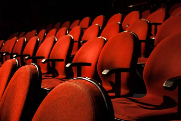 Fileiras de assentos de teatro vermelho vazio . — Fotografia de Stock