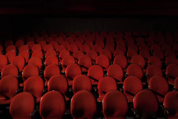 Röd teater platser med svart mörk skugga i bakgrunden. — Stockfoto